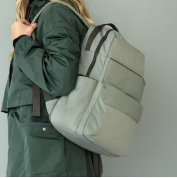 Red Rovr Diaper Bag Backpack - Picture 2 of 12